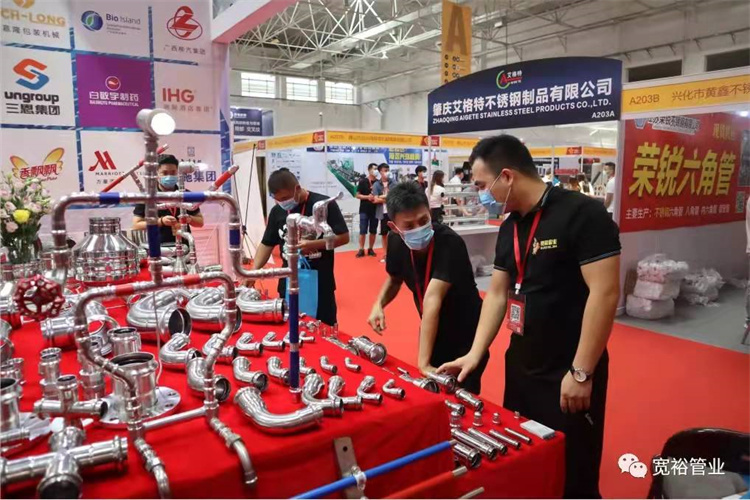 寬裕工程師對(duì)于不銹鋼水管配件的詳細(xì)講解，讓客戶更加詳細(xì)的了解產(chǎn)品