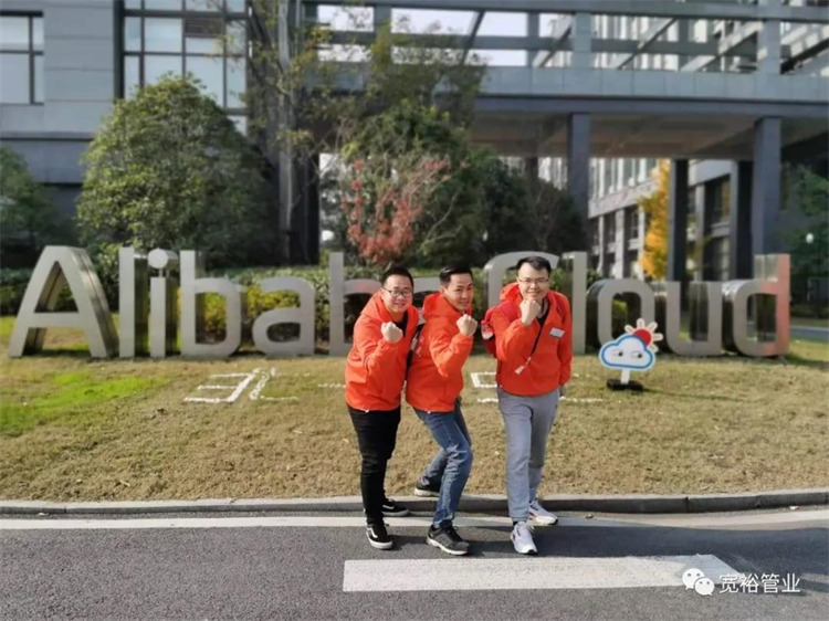 ▲寬裕三劍俠，居中為黃總